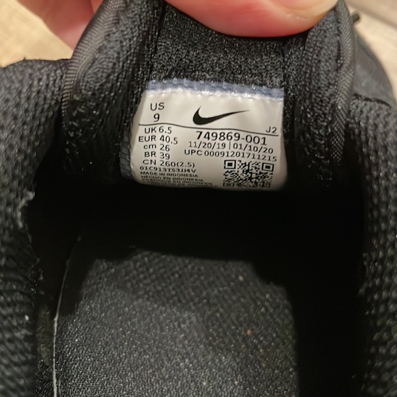 Black Nike shoes - Picture 5 of 5